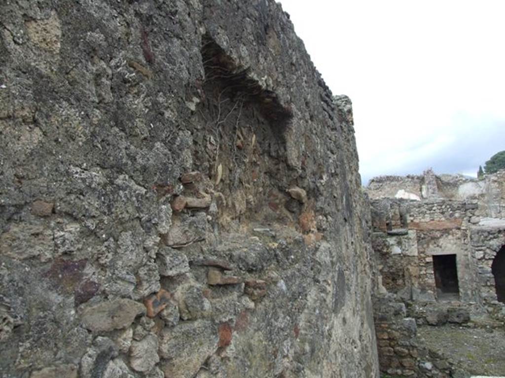 VI.10.7 Pompeii. March 2009. Recess in west wall above room 21, looking north.