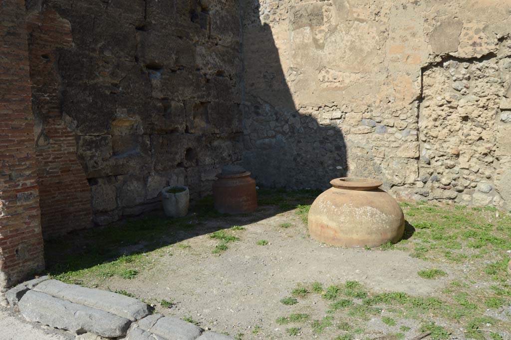 VI.10.10 Pompeii. October 2017. Looking towards west side of shop.
Foto Taylor Lauritsen, ERC Grant 681269 DCOR.
