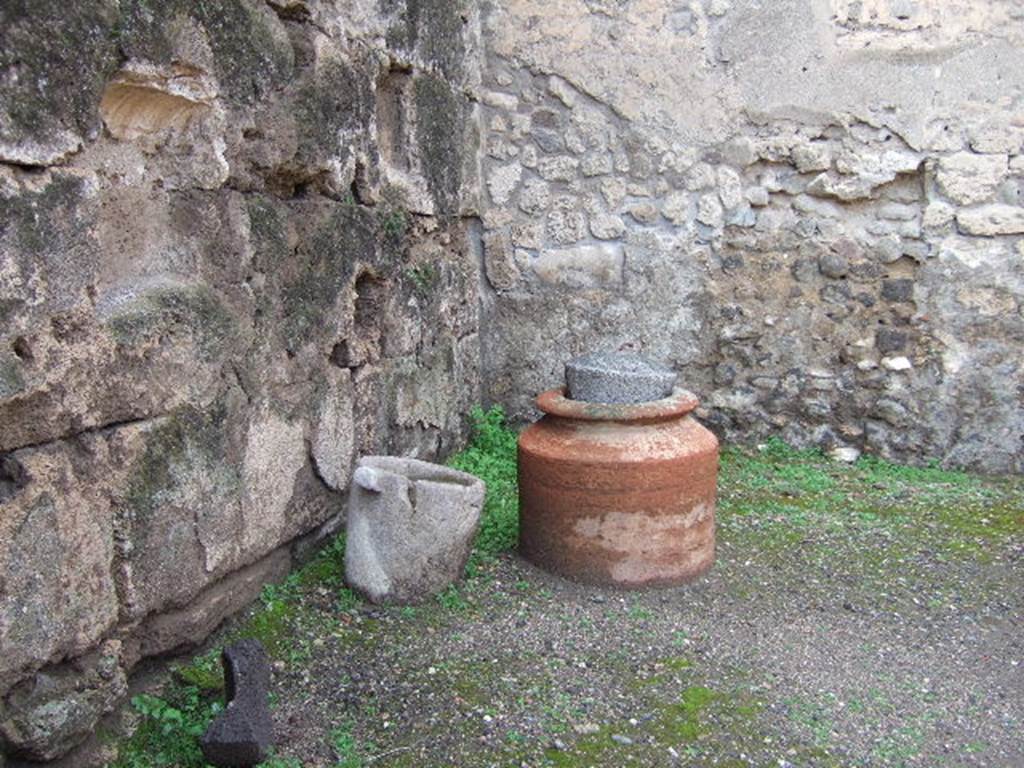 VI.10.10 Pompeii. December 2005. Urn.