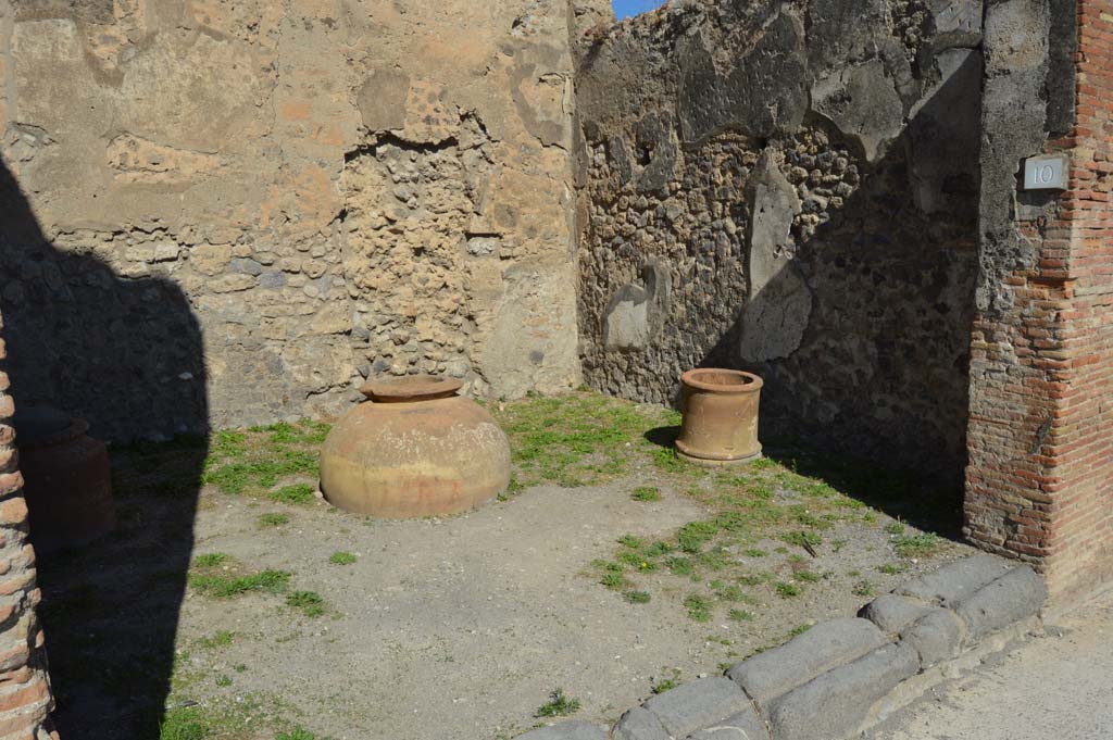 VI.10.10 Pompeii. October 2017. Looking towards north-east corner.
Foto Taylor Lauritsen, ERC Grant 681269 DCOR.

