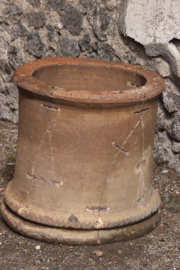 VI.10.10 Pompeii. October 2020. Detail of terracotta cistern cover. Photo courtesy of Klaus Heese.