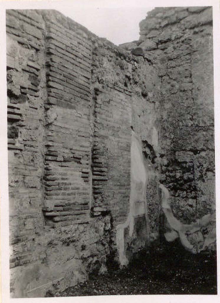 VI.10.11 Pompeii. Pre-1943. Room 6, north wall of ala. Photo by Tatiana Warscher.
See Warscher, T. Codex Topographicus Pompeianus, IX.1. (1943), Swedish Institute, Rome. (no.143a).
