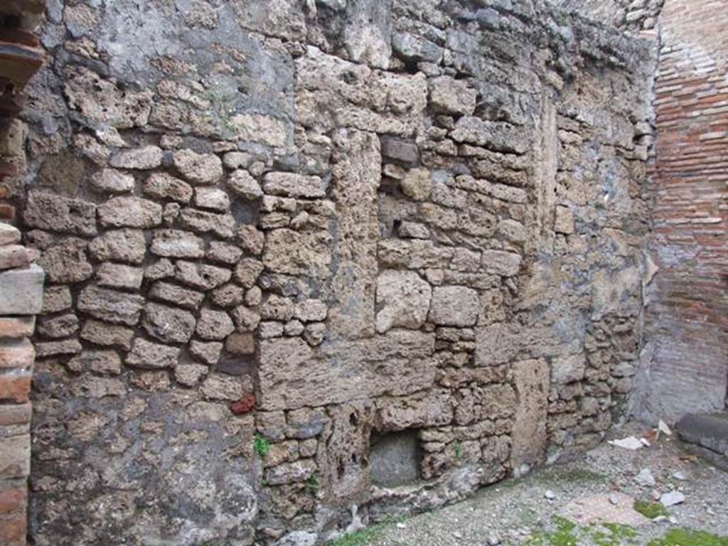 VI.10.11 Pompeii.  March 2009.  Room 8.  Tablinum.  West wall.