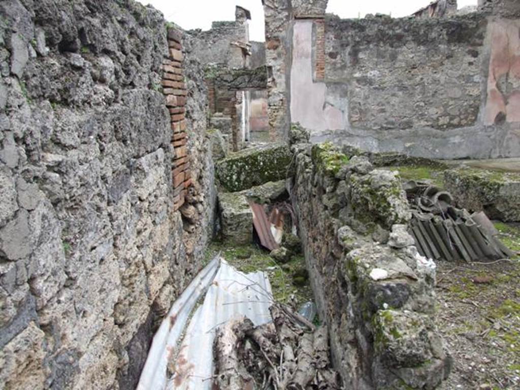 VI.10.11 Pompeii.  March 2009.  Room 14.  Corridor looking south to front of house.