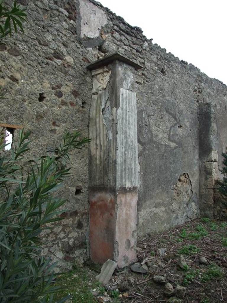 VI.10.11 Pompeii. March 2009. Room 17, pillar on east wall of garden.