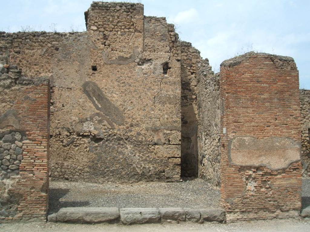 VI.10.12 Pompeii. May 2005. Looking north to shop.