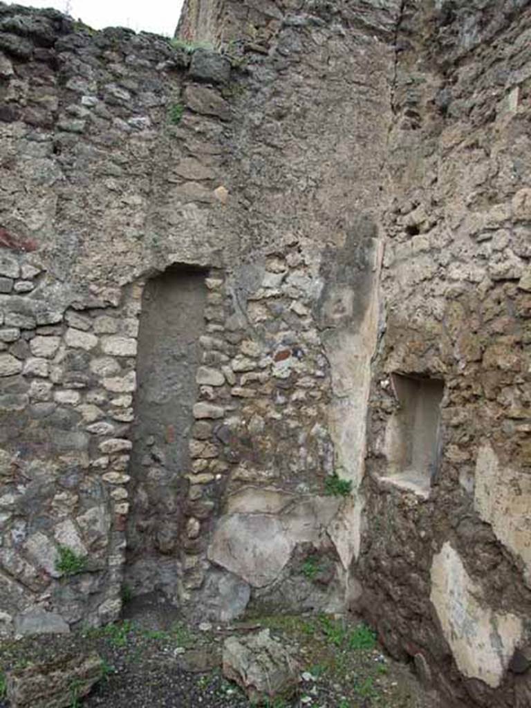 VI.10.13 Pompeii. May 2010. North-west corner, with niche on north wall.