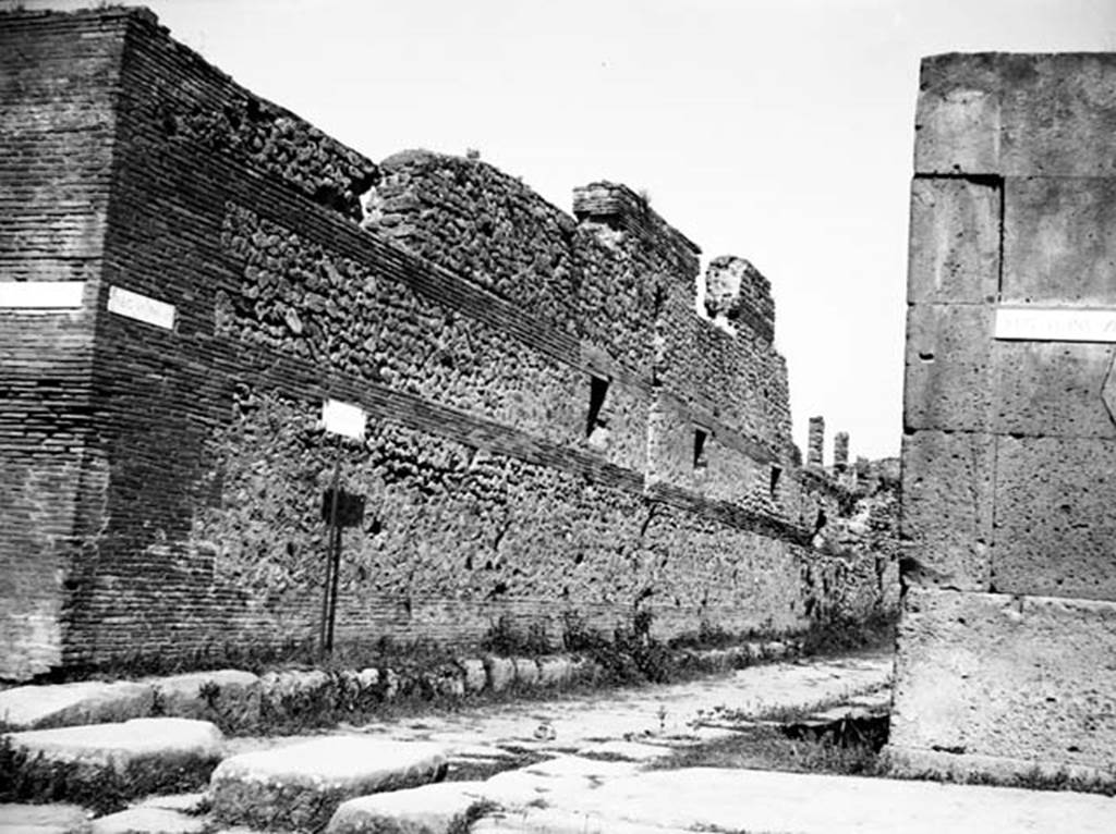 231102 Bestand-D-DAI-ROM-W.1116.jpg
VI.10.14 Pompeii, side wall. W.1116. Looking north along west side wall on Vicolo del Fauno, with south-east corner of 6.10 on left.
Photo by Tatiana Warscher. With kind permission of DAI Rome, whose copyright it remains. 
See http://arachne.uni-koeln.de/item/marbilderbestand/231102 
