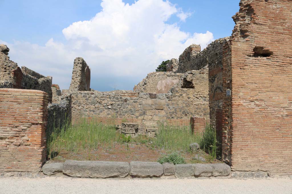 VI.10.15 Pompeii. December 2018. Looking north to entrance doorway on Via della Fortuna. Photo courtesy of Aude Durand.