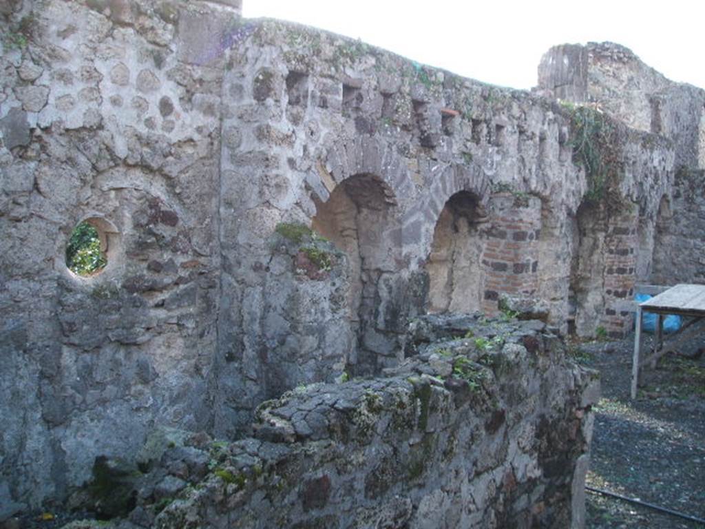 VI.10.16 Pompeii.  December 2005. Looking south from rear entrance.