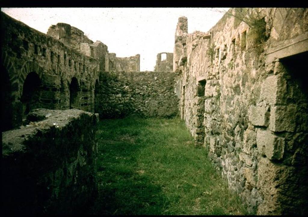 VI.10.16 Pompeii.  Looking west towards Tablinum on upper level.  Photographed 1970-79 by Gnther Einhorn, picture courtesy of his son Ralf Einhorn.