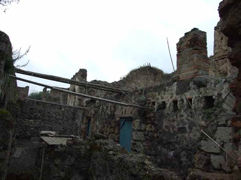 VI.10.16 Pompeii. May 2010. Looking north-west to tablinum, entrance and upper rooms. 