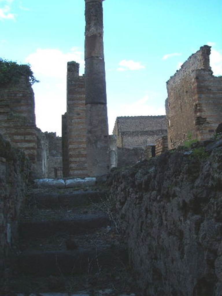 VI.10.17 Pompeii. December 2004. Steps up from entrance to rear garden and VI.10.6. 