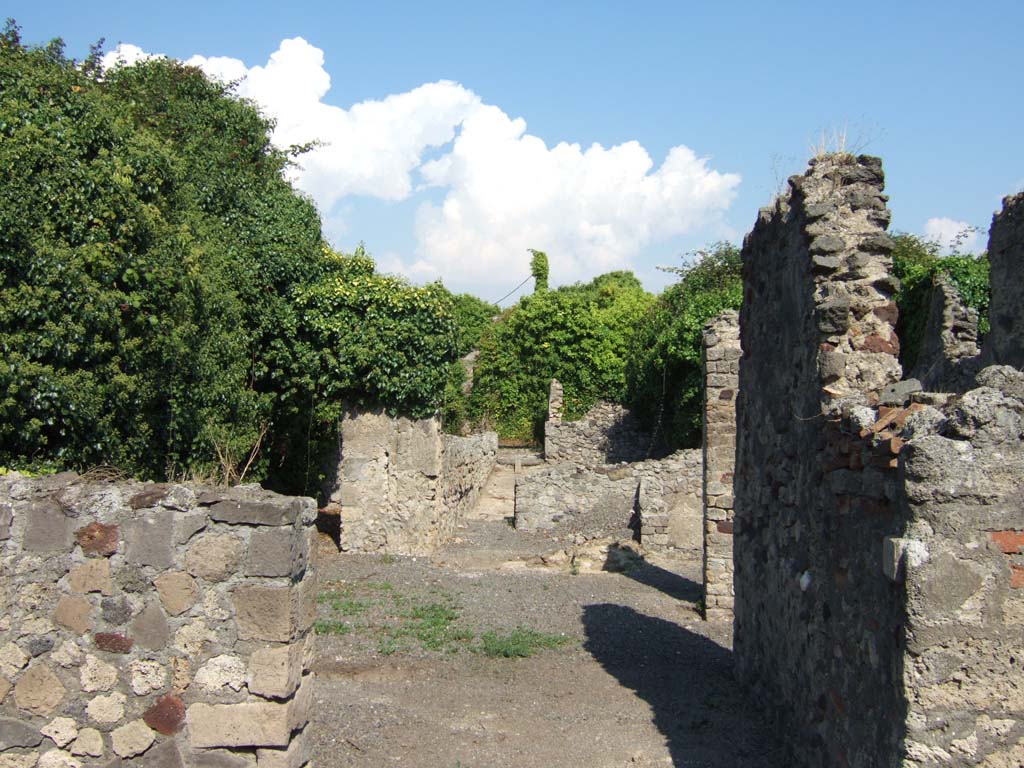 VI.11.4 Pompeii. September 2005. Entrance doorway, looking east across yard.