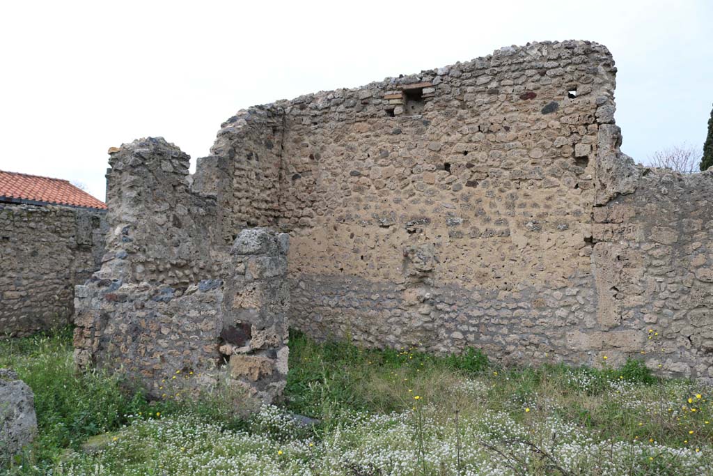 VI.11.5/15 Pompeii. December 2018. 
North-west corner of garden area, linked to doorway at VI.11.5, on left. Photo courtesy of Aude Durand.
