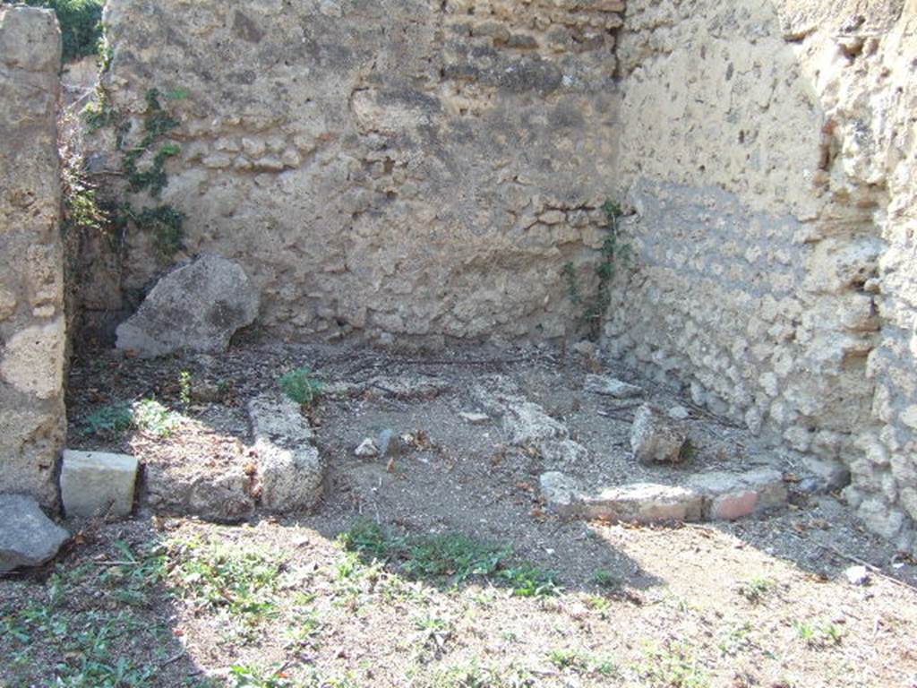 VI.11.5 Pompeii. September 2005. Looking west from garden area towards triclinium in north-west corner of garden.
According to Jashemski, the three couches of the masonry triclinium were remains from an earlier period.
See Jashemski, W. F., 1993. The Gardens of Pompeii, Volume II: Appendices. New York: Caratzas. (p.143).
According to Soprano –
Ubicazione: hortus.
Bibliog. Fiorelli, op. c., p.146.
Il triclinio era addossato alla cella dell’hortulanus nel giardino riservato esclusivamente alla cultura di ortaggi.
Il Fiorelli attribuisce questo triclinio a costruzioni che in precedenza avevano occupato l’area dell’ hortus.
Attualmente la sagoma dei tre letti e pressoche distrutta.
See Soprano, P. (1950). I triclini all’aperto di Pompei. (In Pompeiana, raccolta di studi per il secondo centenario degli scavi di Pompei. Napoli, Gaetano Macchiaroli, Editore, p.309, no.38.
