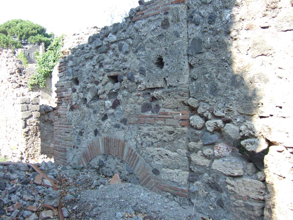 Exterior street wall outside VI.11.6 and VI.11.7, Pompeii. September 2005. Looking north-east.