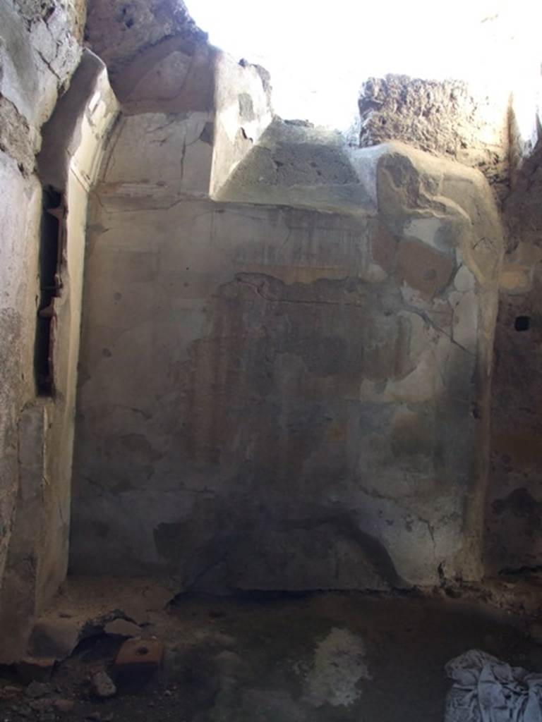 VI.11.9 Pompeii. December 2007. Room 21, baths area. Tepidarium west wall and window.

