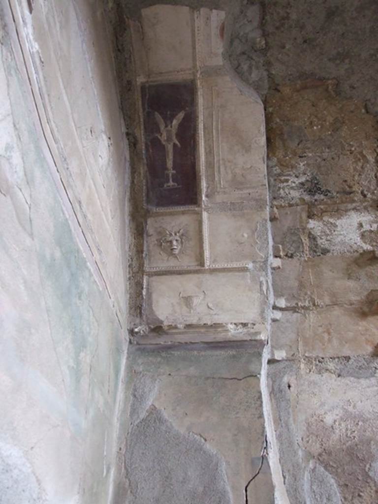 VI.11.9 Pompeii. December 2006. 
Room 21, detail of plaster on south end of arch in tepidarium of baths complex.

