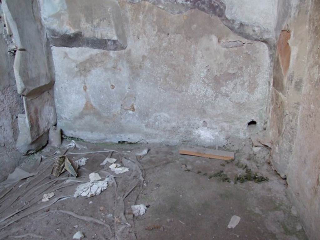 VI.11.9 Pompeii. December 2007. Room 21, base of arch and floor near east end wall of tepidarium.