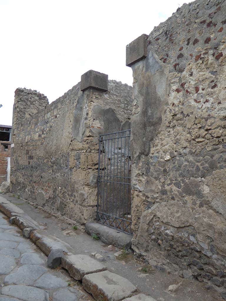 Vicolo di Mercurio, north side, Pompeii. September 2017. 
Looking west along front facade of VI.11, from entrance doorway of VI.11.9, towards junction with Vicolo del Fauno, on left.
Foto Annette Haug, ERC Grant 681269 DCOR
