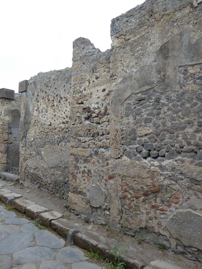 Vicolo di Mercurio, north side, Pompeii. September 2017. 
Looking west along front facade of VI.11, from east side of entrance doorway at VI.11.9, on left. 
Foto Annette Haug, ERC Grant 681269 DCOR
