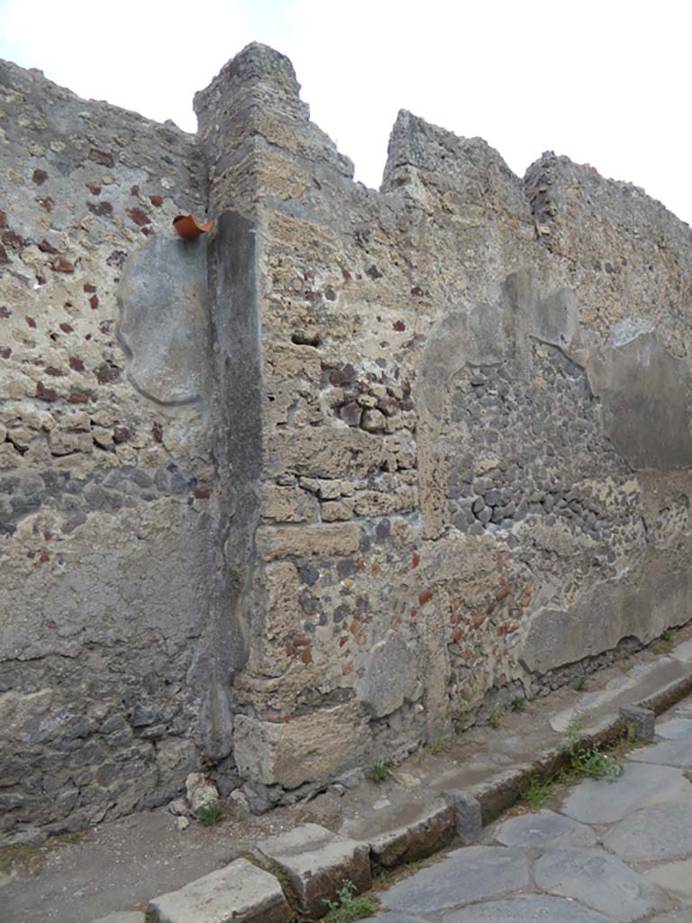 Vicolo di Mercurio, north side, Pompeii. September 2017. 
Looking east along front facade of VI.11.9, from entrance doorway, on the left. 
Foto Annette Haug, ERC Grant 681269 DCOR
