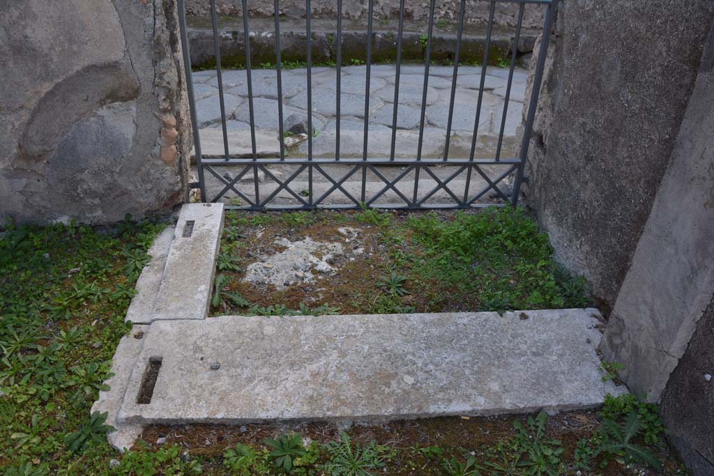 VI.11.9 Pompeii. October 2017. Room 1, entrance corridor, looking south across doorway thresholds of vestibule.
Foto Annette Haug, ERC Grant 681269 DCOR
