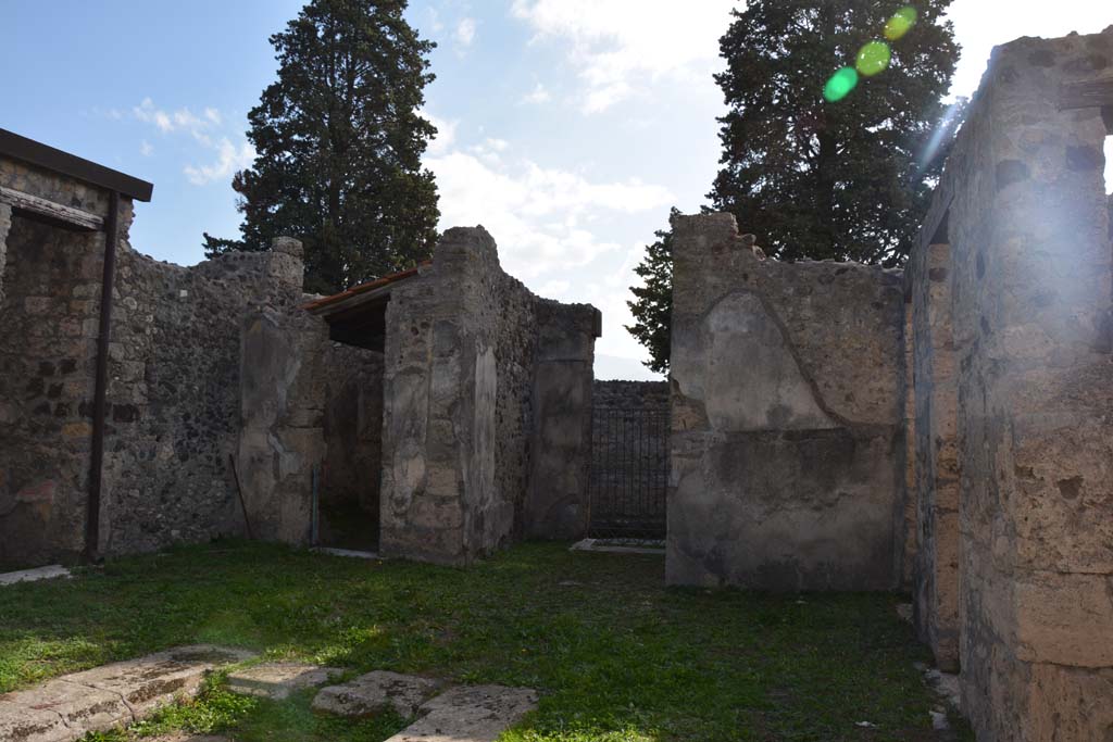 VI.11.9 Pompeii. October 2017. Room 3, looking south across atrium towards entrance doorway, in centre.
Foto Annette Haug, ERC Grant 681269 DCOR

