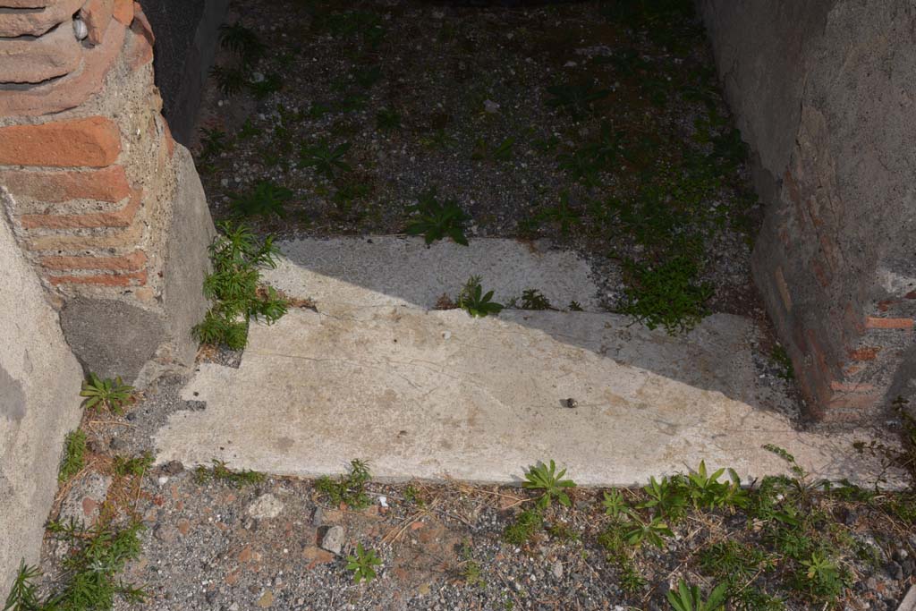 VI.11.9 Pompeii. October 2017. Room 48, looking east across threshold of doorway to corridor.
Foto Annette Haug, ERC Grant 681269 DCOR

