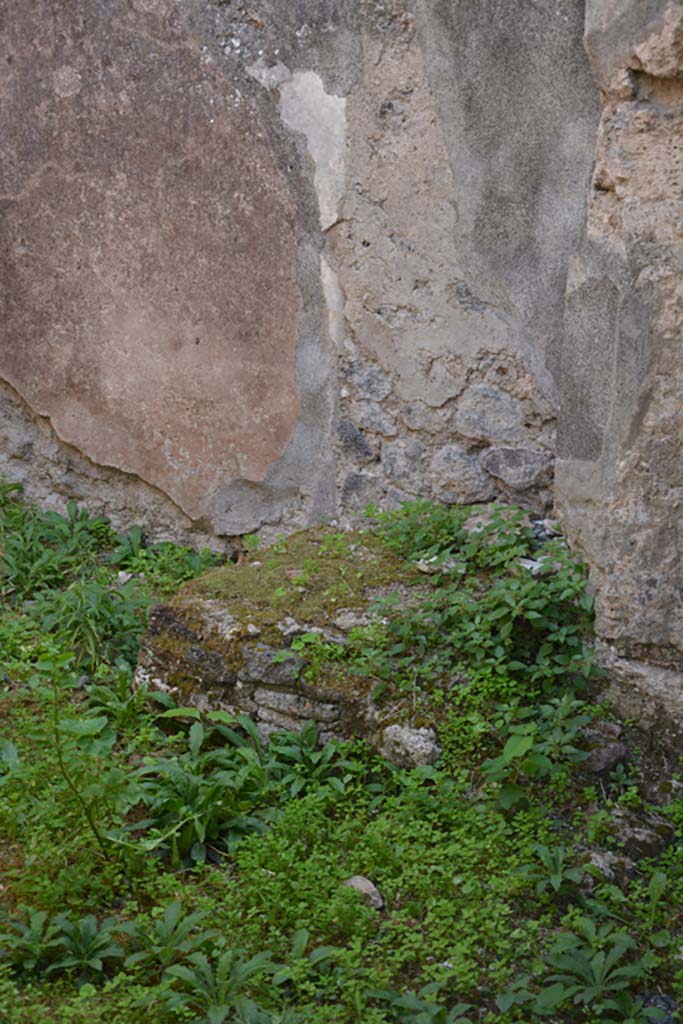 VI.11.9 Pompeii. October 2017. 
Room 2, south wall, leaning against the wall is a stone base for the wooden stairs.
Foto Annette Haug, ERC Grant 681269 DCOR
