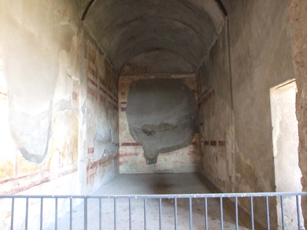 VI.11.10 Pompeii. December 2007. Room 39, oecus/triclinium in north-west corner of peristyle 36.
On the left is the west wall of anteroom. On the right is a doorway to room 40.
The flooring of the anteroom was of cocciopesto containing white crosses with a black centre.
A mosaic border of white tesserae separated the flooring of the anteroom from the oecus/triclinium.
A meander pattern and a central emblema were present in the floor of the room.
