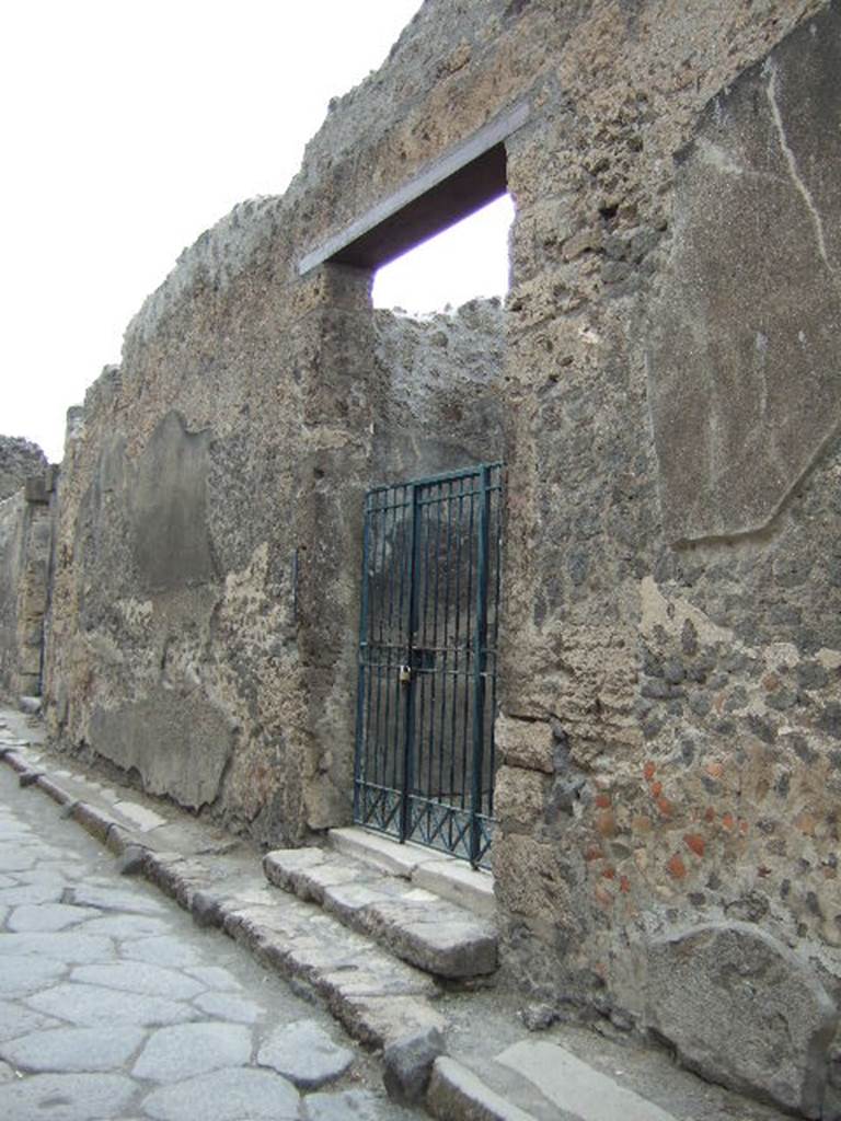 VI.11.10 Pompeii. December 2005. Entrance on Vicolo di Mercurio.
According to Pagano and Prisciandaro, graffiti found in May 1834 somewhere on the south side of the insula, were –
M(arcum) Cerrinium aed(ilem)
Miscenia rog(at) infa[3]    [CIL IV 239]
M(arcum) Cerrinium    [CIL IV 240]
See Pagano, M. and Prisciandaro, R., 2006. Studio sulle provenienze degli oggetti rinvenuti negli scavi borbonici del regno di Napoli. Naples : Nicola Longobardi. (p. 149)   PAH II, 292.
