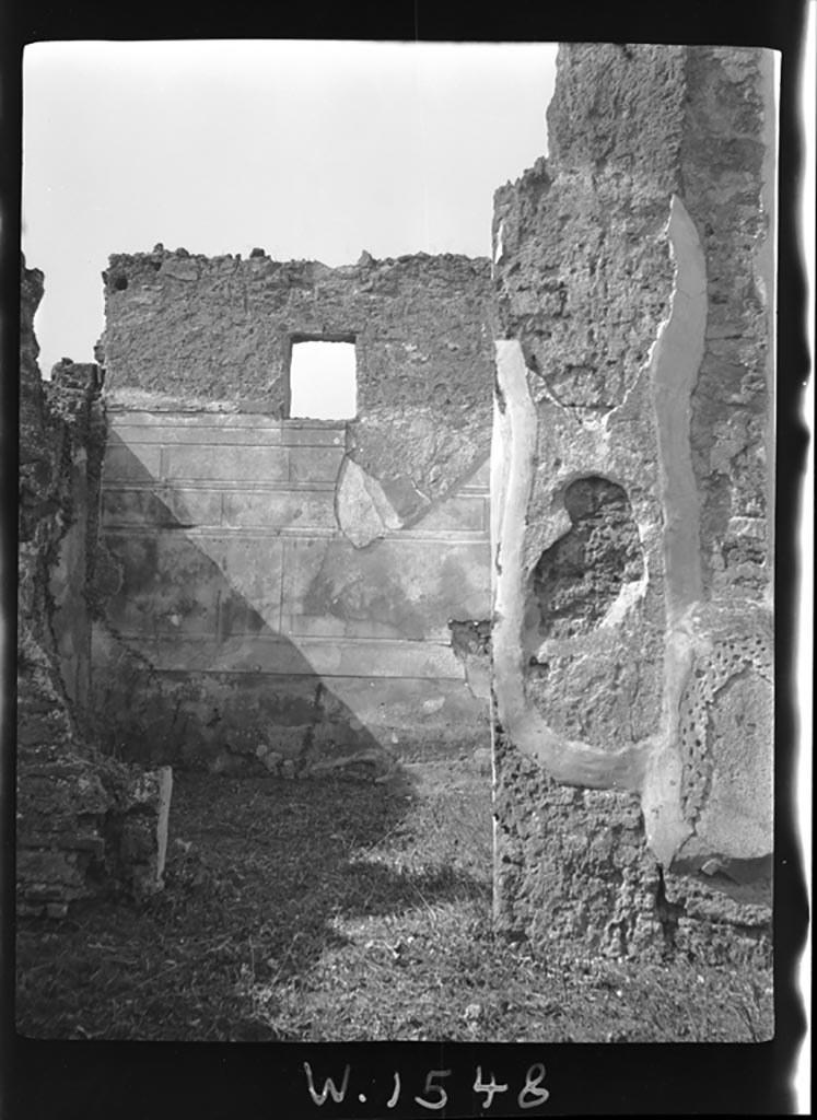 VI.11.12 Pompeii. W1548. Doorway to oecus (6) with window and 1st style decoration.
Photo by Tatiana Warscher. Photo © Deutsches Archäologisches Institut, Abteilung Rom, Arkiv. 
