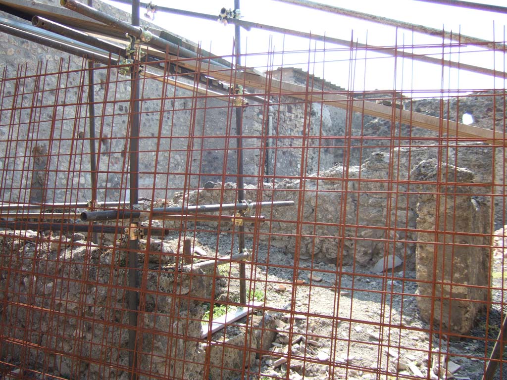 VI.11.11/12 Pompeii. September 2005. Looking south-west from VI.11.11, site of cubiculum ?