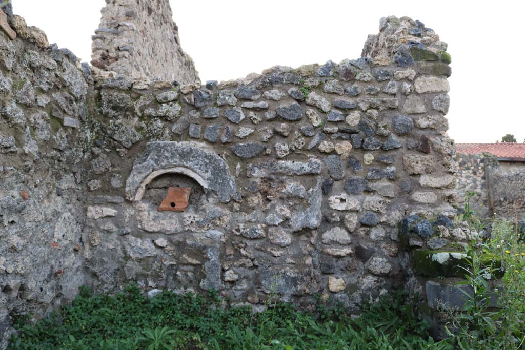 VI.11.13 Pompeii. December 2018. Looking towards west wall of cubiculum with niche. Photo courtesy of Aude Durand.