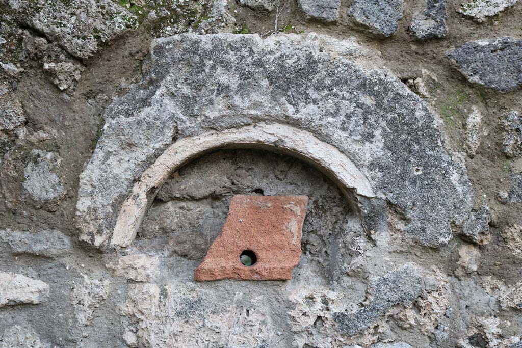 VI.11.13 Pompeii. December 2018. Detail of niche in west wall of cubiculum. Photo courtesy of Aude Durand.