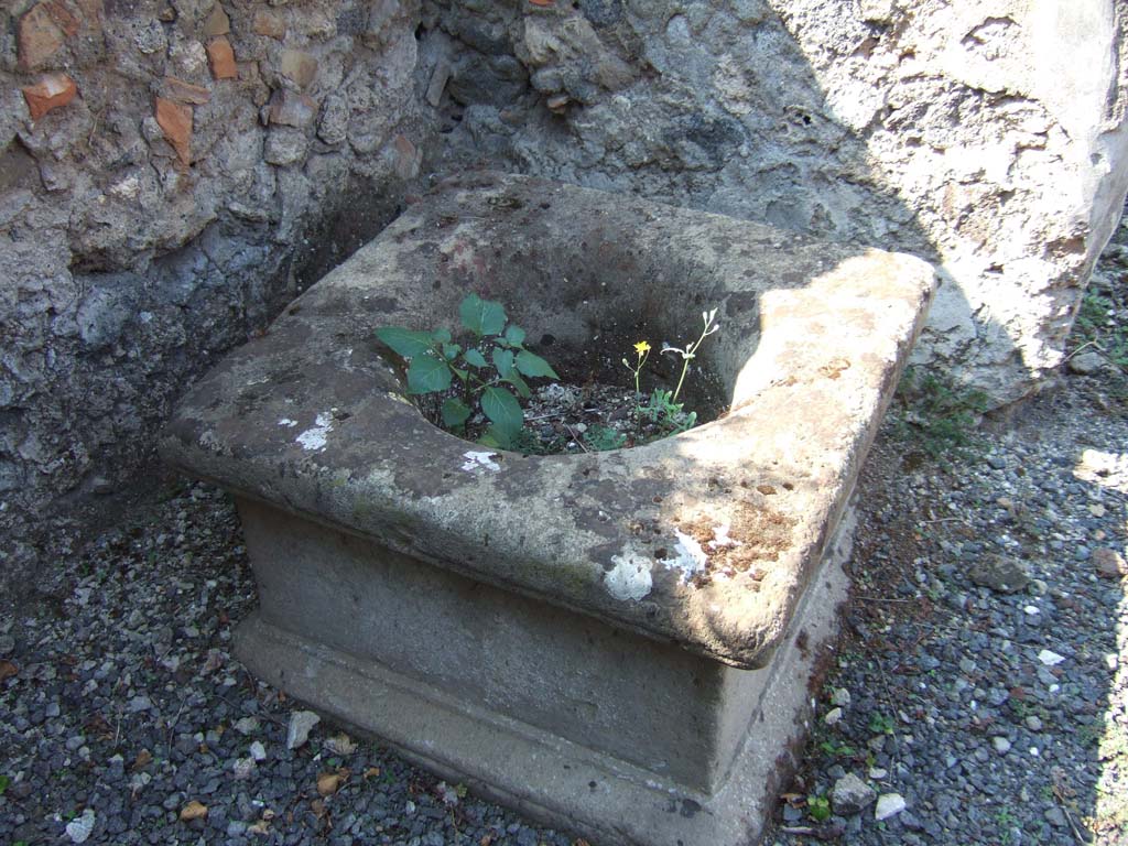 VI.11.14 Pompeii. September 2005. Lava-cistern in the north-west corner of the garden area.