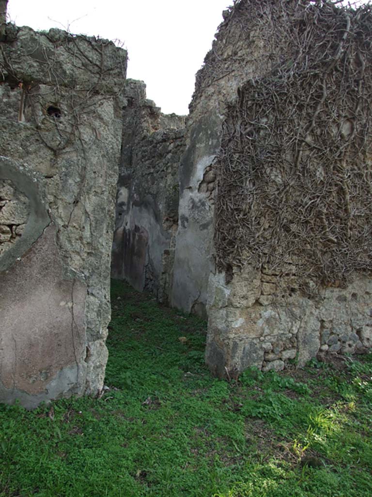 VI.11.19 Pompeii. December 2007. Doorway to room (9), cubiculum, the middle room on south side.  