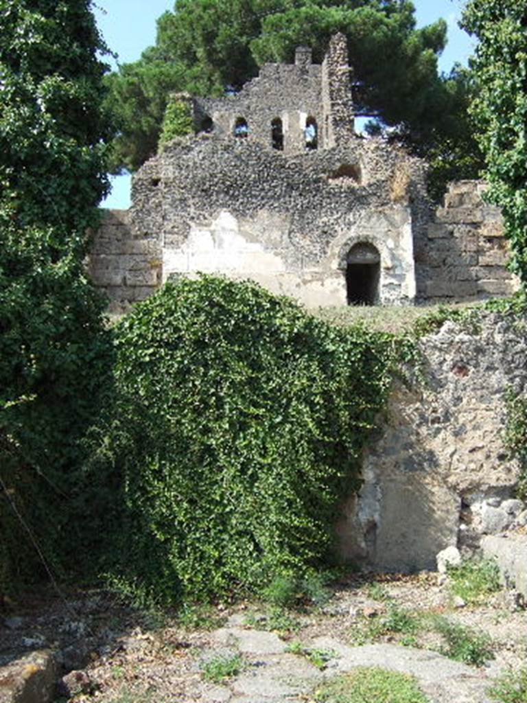 VI.11    End of Vico del Labirinto looking north with Tower X