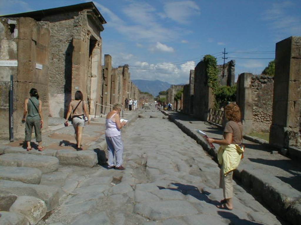 Via della Fortuna between VI.12 and VII.4, looking east. September 2004.
