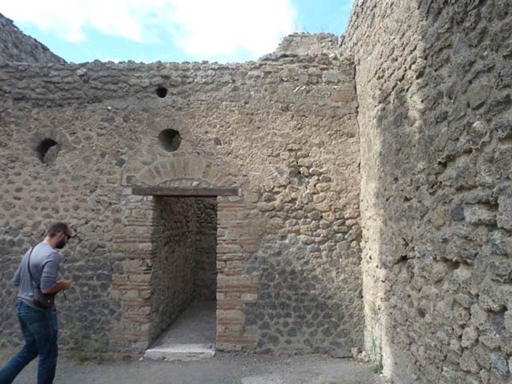 VI.12.2 Pompeii. September 2015. North-east corner of rear peristyle.