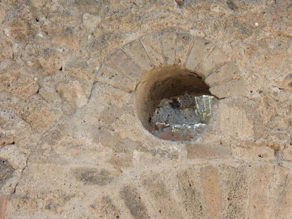 VI.12.2 Pompeii. May 2015. Circular window on east side. Photo courtesy of Buzz Ferebee.