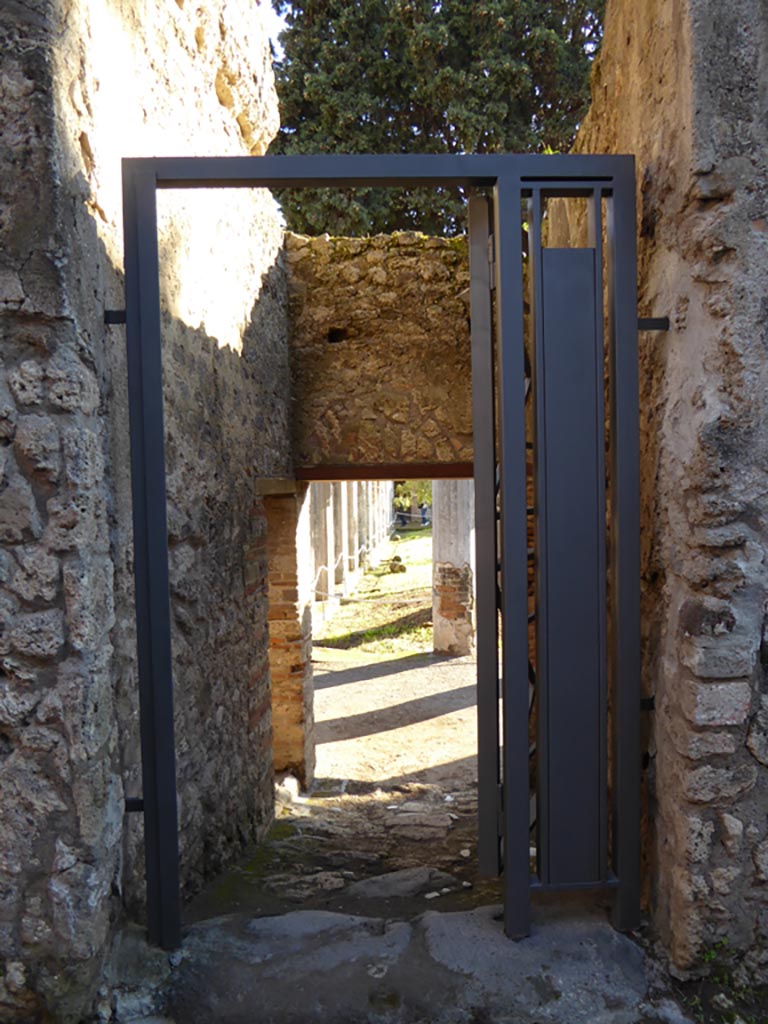 VI.12.2 Pompeii. January 2017. Looking south from rear posticum at VI.12.7.
Foto Annette Haug, ERC Grant 681269 DÉCOR.
