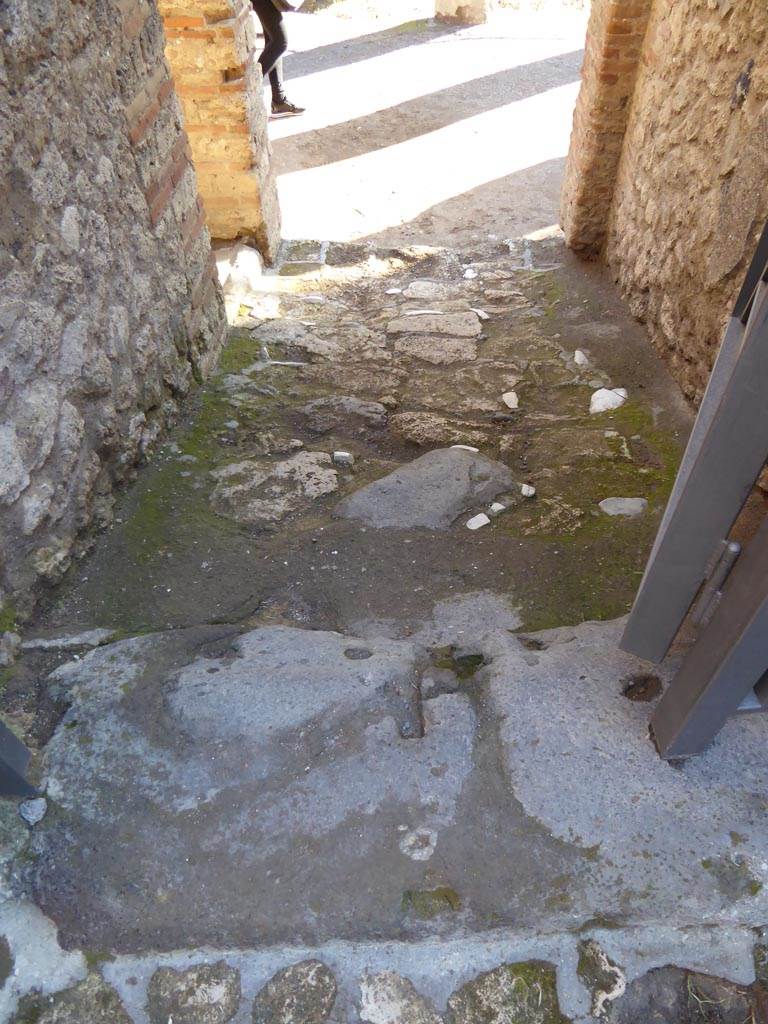 VI.12.2 Pompeii. January 2017. Looking south across flooring, towards rear peristyle.
Foto Annette Haug, ERC Grant 681269 DÉCOR.

