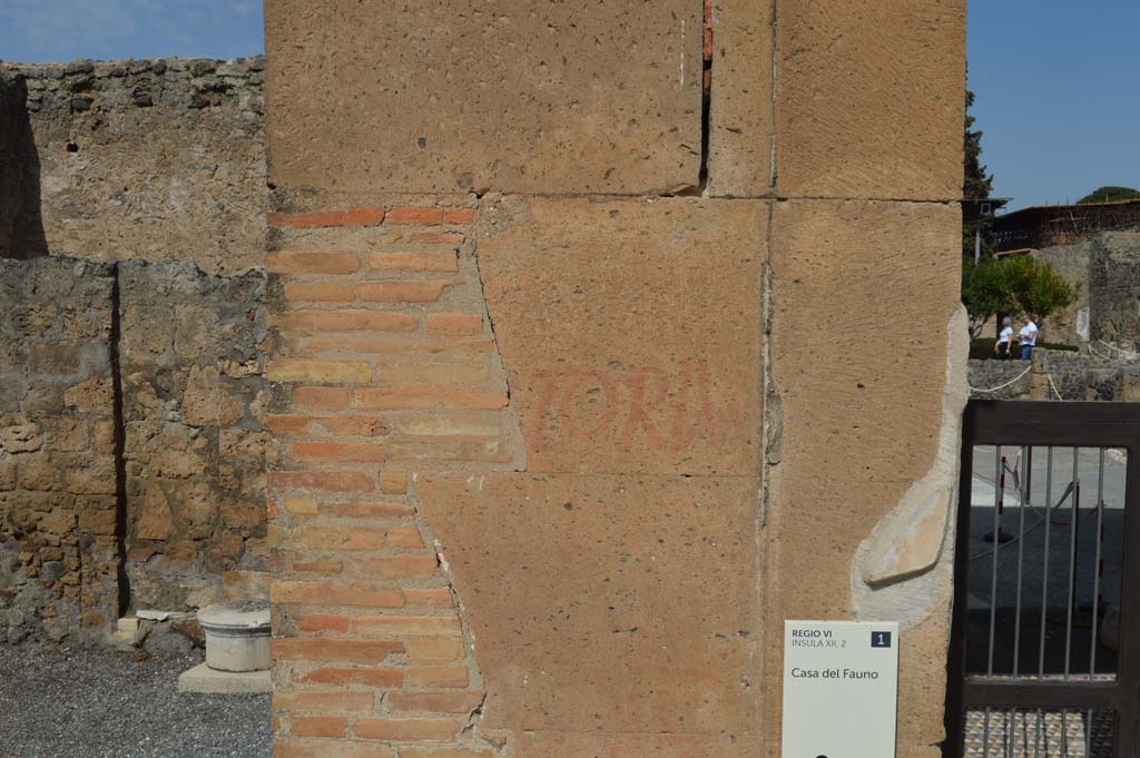 VI.12.2 Pompeii. March 2018. Pilaster on west (left) side of entrance doorway.
Foto Taylor Lauritsen, ERC Grant 681269 DÉCOR.

