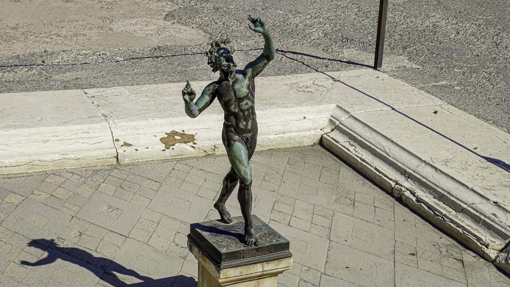 VI.12.2 Pompeii. August 2021. Dancing faun in impluvium in atrium. Photo courtesy of Robert Hanson.