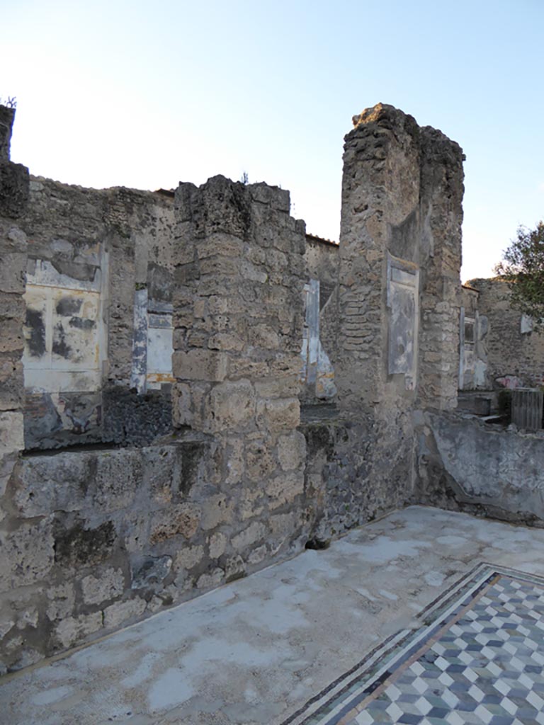 VI.12.2 Pompeii. January 2017. Tablinum 33, looking towards west wall with windows into room 35.
Foto Annette Haug, ERC Grant 681269 DÉCOR.

