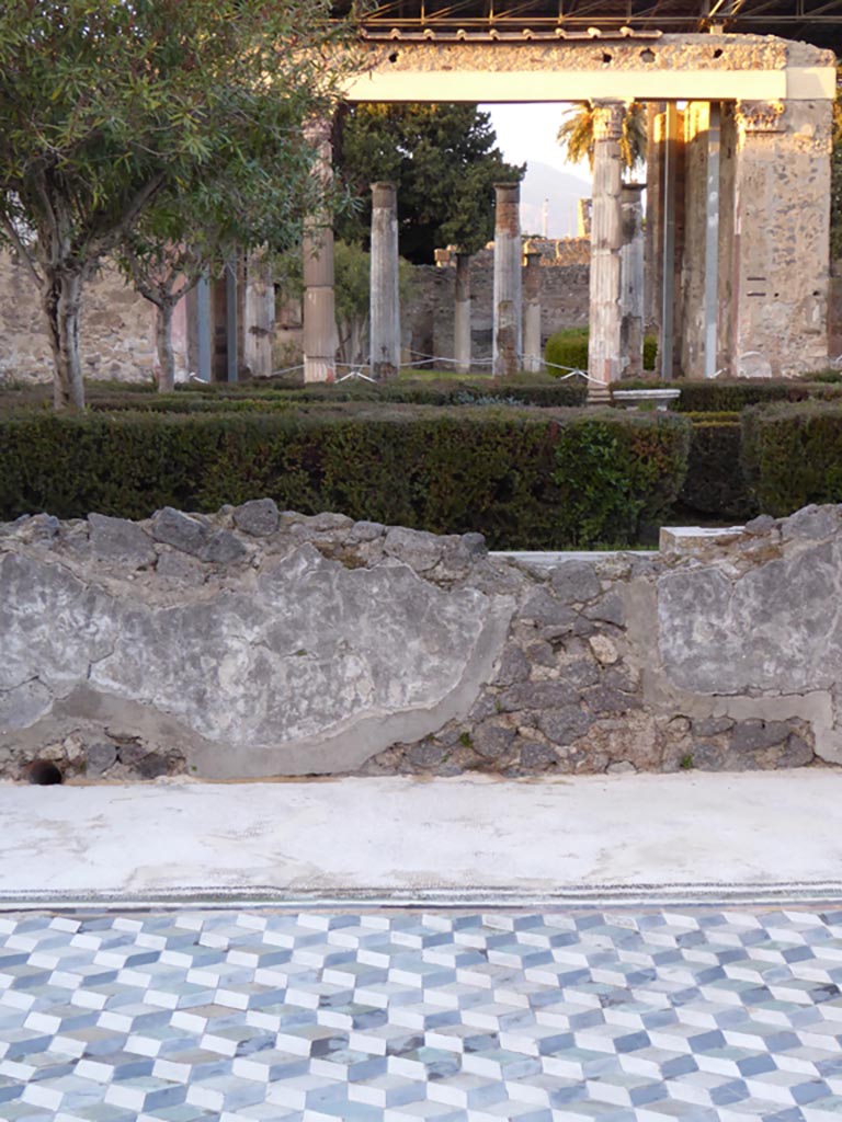 VI.12.2 Pompeii. January 2017. 
Room 33, looking across north wall into Middle Peristyle and through Exedra to Rear Peristyle. 
Foto Annette Haug, ERC Grant 681269 DÉCOR.

