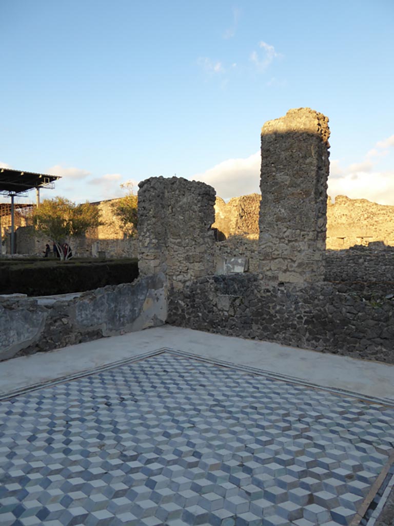 VI.12.2 Pompeii. January 2017. 
Tablinum 33, looking towards north-east corner and east wall with windows into room 34.
Foto Annette Haug, ERC Grant 681269 DÉCOR.

